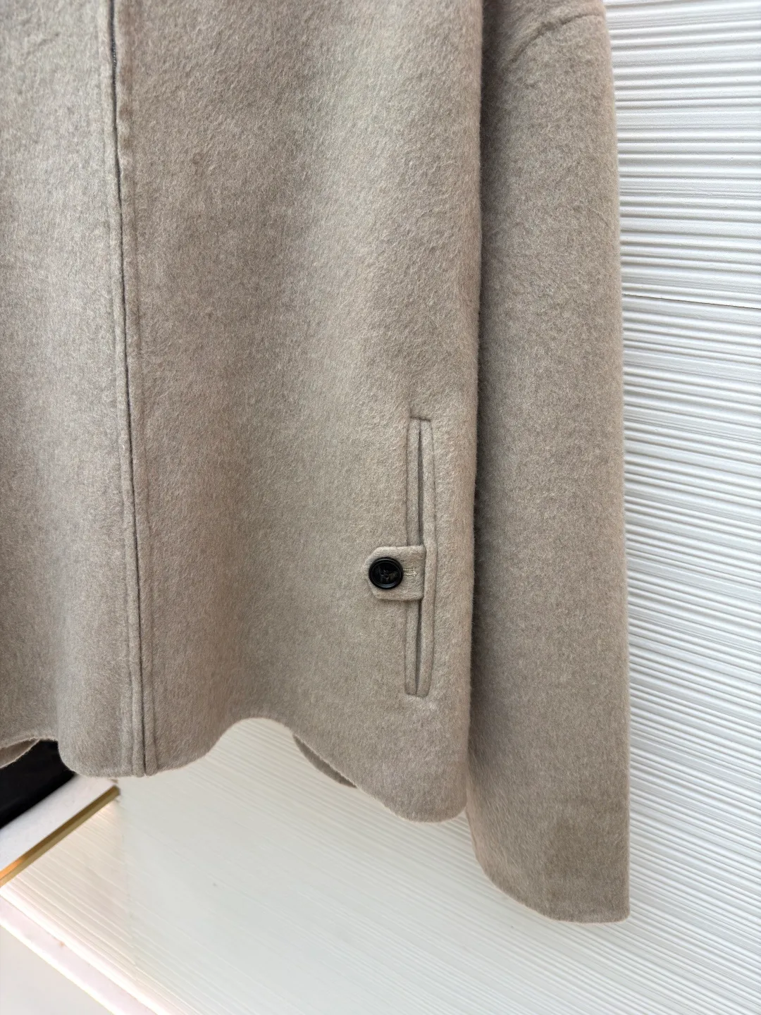 Acne Studios Lapel Zipper Drop Shoulder Long Sleeve Wool Jacket ●Original version: Purchased and developed by 10006 ●Item number: 1681819-C85 ●Fabric: wool fabric ●Technology: Made on positioning cutting machine ●Color: Oatmeal ●Version: Fitted version ●Weight: about 1180 grams ●Size: 46-48-50 ●Description: Made of high-density wool blended fabric, treated with double-sided worsted spinning process, it feels soft and waxy and has good drape. The body adopts a hidden zipper + lapel design, with a neat neckline; the pockets on both sides have a welt structure and are decorated with buttons of the same color, with exquisite details. The overall shape is slightly loose, the hem is naturally curved, and the edges are reinforced with overlocking technology, which not only retains the soft texture of the fabric, but also improves the durability, and combines simple style with advanced craftsmanship. The overall wiring is straight and delicate, the fabric is comfortable and soft, and the color is consistent without color difference. It can be matched with the same style to create a fashionable look and control various occasions. Customized accessories, complete with three standards, same style for men and women!